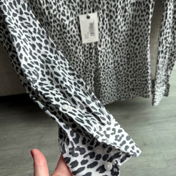 NWT Women’s UNTUCKit Leopard Blouse - Picture 3 of 6
